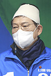 Democratic Party (DP) Chairman Song Young-gil attends a press conference for DP presidential candidate Lee Jae-myung on Tuesday at the party’s office in Yeouido, western Seoul, after being discharged from the hospital for head injuries. [NEWS1]