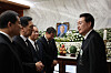 President Yoon Suk Yeol, right, greets People Power Party (PPP) leader Kim Gi-hyeon, second from left, and other senior PPP officials who paid their respects to his late father Yoon Ki-jung at Severance Hospital in Sinchon, western Seoul, on Tuesday. [YONHAP]