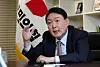 People Power Party's presidential candidate Yoon Suk-yeol gives an exclusive 90-minute interview to the JoongAng Ilbo in his office on Monday. [KIM SANG-SUN]