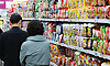 Korea's instant noodle exports reached a record high of $208 million for the first quarter, according to preliminary data by the Korea Customs Service and Korea Agro-Fisheries & Food Trade Corporation on Sunday. The figure is up 14.3 percent from a year earlier. Above, people shop for instant noodles at a mart in southern Seoul on Sunday.