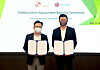 SK ecoplant CEO Park Kyung-il, left, and GDS Chairman William Wei Huang take a photo during a collaboration agreement signing ceremony in August last year. [SK ECOPLANT]
