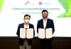 SK ecoplant CEO Park Kyung-il, left, and GDS Chairman William Wei Huang take a photo during a collaboration agreement signing ceremony in August last year. [SK ECOPLANT]