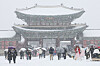 Heavy snowfall covers Gyeongbok Palace in central Seoul on Saturday. [YONHAP]