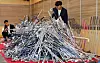 Customs officers examine fake golf clubs smuggled from China at Incheon Regional Customs headquarters on Wednesday. The seized golf clubs were purchased by a smuggler who smuggled some 746 golf club sets from AliExpress since 2021. [YONHAP]