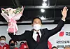 People Power Party Seoul mayoral candidate Oh Se-hoon expresses joy after his overwhelming victory in a by-election on Wednesday is confirmed. [YONHAP]