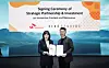 SK Telecom's head of metaverse Jeon Jin-soo (left) and Vive Studios CEO Kim Se-kyu pose after signing a strategic partnership around immersive content on Monday. SK Telecom has also acquired part of Vive Studios. [YONHAP]