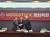 Legendary rock festival Woodstock music and art fair is coming to Korea in July, said performance production agency SGC Entertainment during a conference Friday at the Korea Press Center in Jung District, central Seoul. From left, music critic Lim Jin-mo, SGC's CEO Kim Eun-soo and production director Kim Tae-han attended the conference. [YONHAP]
