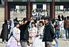 Tourists pose for pictures at Gyeongbok Palace in central Seoul on March 5. [YONHAP]