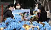 Members of a women's organization give out roses to people in celebration of International Women's Day at Gwanghwamun Square, central Seoul, on Wednesday. [NEWS1]