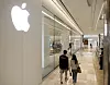 Shoppers walk by an Apple Store in Jamsil, southern Seoul, on Sept. 25, 2022. [NEWS1]