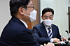 Prosecutor General Kim Oh-soo, right, talks to Justice Minister Park Beom-kye during a meeting on Thursday at the Seoul High Prosecutors' Office in Seocho District, southern Seoul. [YONHAP]
