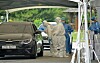 Medical staff examine passengers for symptoms of the coronavirus at a Covid-19 drive-thru screening clinic in Daejeon on Sunday. [KIM SUNG-TAE]