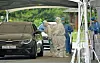 Medical staff examine passengers for symptoms of the coronavirus at a Covid-19 drive-thru screening clinic in Daejeon on Sunday. [KIM SUNG-TAE]