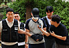 A man arrested for posting a message online to kill at least 20 women in Sillim-dong, Seoul, is being led into a hearing at a court in Incheon for his arrest warrant on Aug. 22. [YONHAP]
