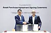 Hyundai Motor Executive Vice President Kim Un-soo, left, shakes hands with Asifhusen Khatri, vice president at General Motors, after signing a deal to acquire the U.S. automaker's plant in India on Wednesday. [HYUNDAI MOTOR]