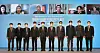 Attendees of the 8th Asian Legislative Experts Symposium at Millennium Hilton Seoul in Jung District, central Seoul, gather onstage Wednesday for a commemorative photo. From fifth from far left are Yeo Han-koo, presidential secretary for new southern and northern policy; Minister of Government Legislation Lee Kang-seop; and Kim Kye-hong, president of the Korea Legislation Research Institute. [PARK SANG-MOON]