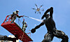 Officials from the Songpa District Office use drones and high-pressure power washers to clean an Olympic sculpture in Olympic Park in Songpa District, southern Seoul, on Monday. The district office cleaned 50 Olympic sculptures installed between Jamsil Sports Complex and Olympic Park on Monday. [YONHAP]