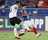 Incheon United defender Kim Yeon-soo, left, vies for the ball with Yokohama F. Marinos forward Ryo Miyaichi during an AFC Champions League Group G match at Nissan Stadium in Yokohama, Japan on Tuesday. [AFP/YONHAP]