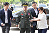 Marine Corps Commandant Lt. Gen. Kim Kye-hwan, center, appears at the Corruption Investigation Office for High-ranking Officials in Gwacheon, Gyeonggi, on Saturday, for questioning over an alleged influence-peddling case related to the death of a young Marine last year. [NEWS1]