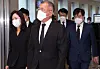 Hyundai Motor Group Chairman Euisun Chung leaves the mourning altar for the late Samsung Electronics Chairman at Samsung Medical Center in southern Seoul on Monday. [YONHAP]