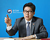 Environment Minister Cho Myung-rae urges Korea to become a ’climate resilient society“ as he sits for an interview with the Korea JoongAng Daily on Oct. 15 at the Han River Flood Control Office in Dongjak District, southern Seoul, ahead of the newspaper’s 20th anniversary. [PARK SANG-MOON]