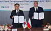 Minister of Trade, Industry and Energy Lee Chang-yang and Jacek Sasin, Minister of State Assets sign a memorandum of understanding on cooperation between the two countries on nuclear energy development in Seoul on Monday. [YONHAP]