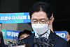 South Gyeongsang Governor Kim Kyoung-soo makes a statement Wednesday after the Supreme Court found him guilty of conspiring with a blogger to manipulate online opinion to help President Moon Jae-in win the 2017 election.  [YONHAP]