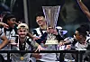 Tottenham Hotspur's Son Heung-min lifts the Europa League trophy during the team's victory parade on May 23. [REUTERS/YONHAP]