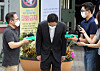 Samsung Electronics Vice Chairman Lee Jae-yong bows his head in apology as he speaks to reporters outside the Seoul Detention Center in Uiwang, Gyeonggi, at 10 a.m. Friday. [YONHAP]