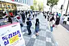 People wait outside the Korea Association of Health Promotion’s Gyeonggi branch in Suwon Tuesday to get flu shots, which they will pay for. [YONHAP]