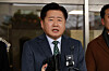 Jeju Gov. Oh Young-hoon responds to reporters' questions as he leaves the Jeju District Court on Jan. 22, after he was handed a fine of 900,000 won for violating election laws. [YONHAP]