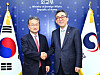 Foreign Minister Cho Tae-yul, right, greets Joseph Yun, the newly appointed acting U.S. ambassador to Korea, during a courtesy visit at the Ministry of Foreign Affairs headquarters in central Seoul on Jan. 14. [MINISTRY OF FOREIGN AFFAIRS]