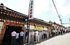 People line up in front of a restaurant in central Seoul to eat samgyetang, or chicken soup with ginseng, on Wednesday in time for Jungbok, which marks the midpoint of the hottest period of the summer. [YONHAP]