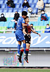 Suwon Samsung Bluewing's Choi Jung-won and FC Seoul's Park Chu-young fight for the ball during a match at Suwon World Cup Stadium in Suwon, Gyeonggi, on Sunday. [NEWS1]