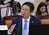 In this file photo, Rep. Hwang Hee of the Democratic Party (DP) speaks at the Land, Infrastructure and Transport Committee's audit of the Land Ministry on Oct. 2, 2019. President Moon Jae-in named Hwang as minister of culture, sports and tourism on Wednesday. [YONHAP]