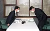People's Party Chairman Ahn Cheol-soo, left, and former Prosecutor General Yoon Seok-youl meet Wednesday. [NEWS1]