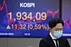 The screen in the dealing room of Hana Bank in Jung-district, central Seoul show the benchmark Kospi for April 28th. [YONHAP]