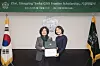 Zhai Xiangying, right, a student at Ewha Womans University’s Graduate School of International Studies, poses for a photo with university president Lee Hyang-sook during a scholarship donation ceremony held on Feb. 10. [EWHA WOMANS UNIVERSITY]