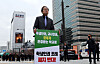 Cho Hee-yeon, superintendent of the Seoul Metropolitan Office of Education, stages a protest at Gwanghwamun Square in Jongno District, downtown Seoul, on Wednesday opposing the controversial abolition of the student rights ordinance. [NEWS1]