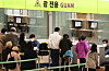 Passengers check in at Incheon International Airport last month. [YONHAP]