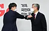 Choe Jae-hyeong, right, former head of the Board of Audit and Inspection, and Lee Jun-seok, chair of the People Power Party, bump elbows at a PPP welcome ceremony on Thursday at its headquarters in Yeouido, western Seoul. [LIM HYUN-DONG]