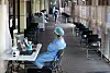 Just a few people are seen at a Covid-19 testing center in Songpa District, southern Seoul, on Wednesday. New infections of Covid-19 seem to be on the decline, said the Korea Disease Control and Prevention Agency. [NEWS1]