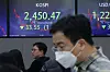 A screen in Hana Bank's trading room in central Seoul shows the Kospi closing at 2,450.47 points on Monday, down 33.55 points, or 1.35 percent, from the previous trading day. [NEWS1]