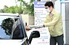 Seongdong District Mayor Chong Won-oh hands out books to a driver outside a public library on Wednesday afternoon. The library started providing the drive-through service as a solution for the closure of libraries amid the coronavirus pandemic. [YONHAP]