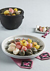 A dish filled with songpyeon, or moon-shaped rice cakes with a sweet paste inside, commonly eaten over Chuseok. [JOONGANG PHOTO]