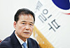 Unification Minister Kim Yung-ho speaks during a meeting with representatives of civic groups that advocate the return of South Koreans presumed to be held against their will in North on Aug. 3. [YONHAP]