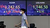 A screen in Hana Bank's trading room in central Seoul shows the Kospi closing at 3,242.65 points on Thursday, up 5.79 points, or 0.18 percent, from the previous trading day. [NEWS1]