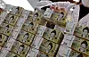 A bank employee sorts 50,000 won ($38) bills at the Hana Bank headquarters in Jung District, central Seoul, on Monday. The amount of cash flow in the Korean market decreased for two consecutive quarters for the first time in 15 years, according to the Bank of Korea. There was 174.62 trillion won in cash circulating the market in the first quarter, down 0.5 percent on quarter. [YONHAP]