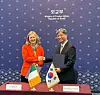 Sonja Hyland, deputy secretary general at Department of Foreign Affairs of Ireland, left, and Choi Young-han, director-general for overseas Koreans and consular affairs at the Foreign Ministry, sign an agreement to increase the age limit for their working holiday programs in Seoul on Thursday. [MINISTRY OF FOREIGN AFFAIRS]