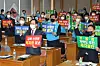 A group of Daegu citizens protest the government and ruling party's plans to build a new airport on Gadeok Island in Busan, instead of expanding the Gimhae International Airport that's also in Busan, on Tuesday afternoon at the Daegu Chamber of Commerce and Industry. [NEWS1]